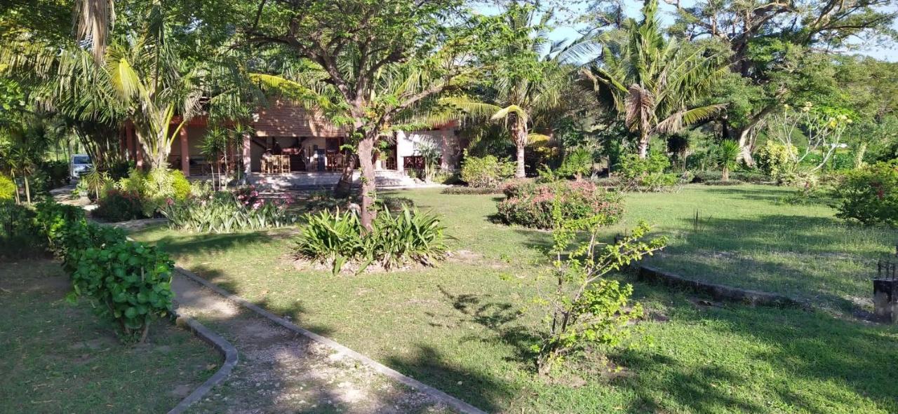 Supersuck Hotel Maluk Ngoại thất bức ảnh
